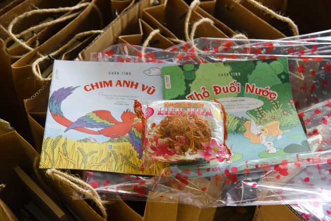 Ban Từ thiện: Tặng quà Trung Thu cho các em học sinh ở Đắk Som, Đăk Nông